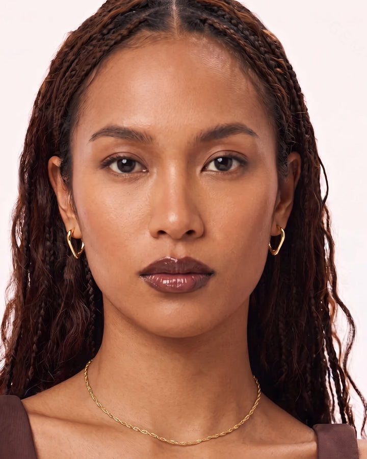Twist Chain Necklace model
