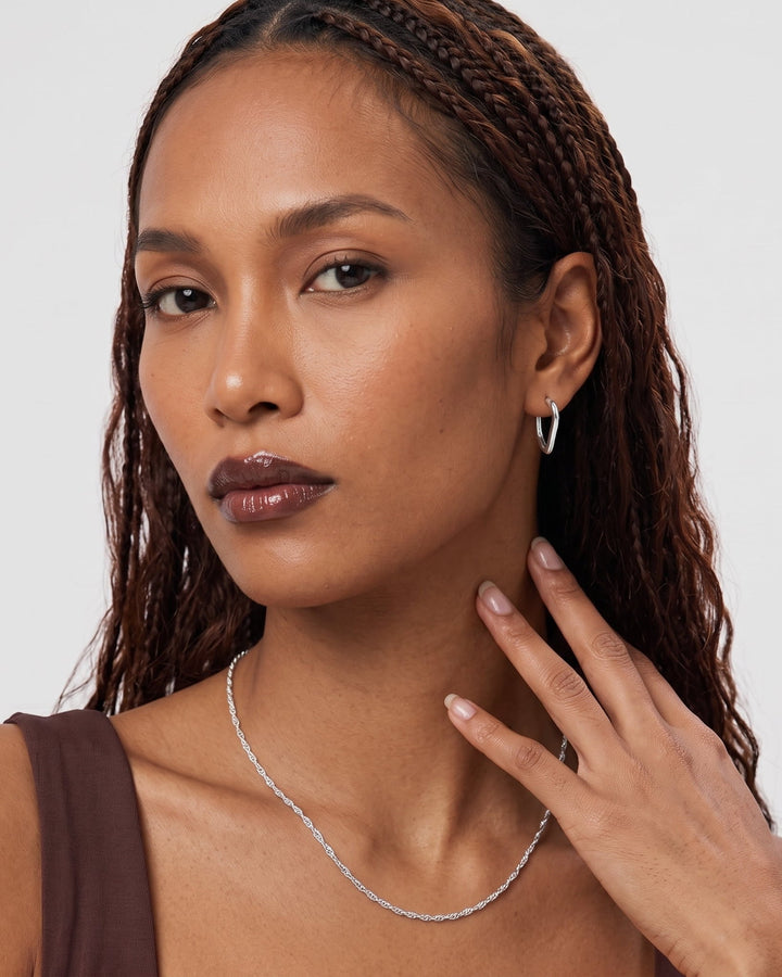 Twist Chain Necklace model